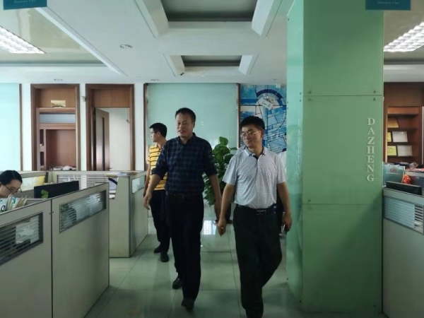 谢书记与周经理参观办公地场所