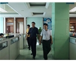 谢书记与周经理参观办公地场所