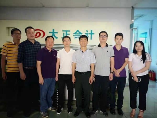 谢书记与周经理参观办公地场所