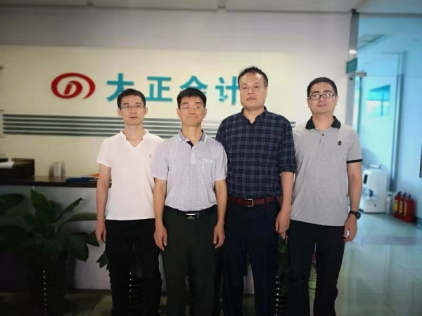 谢书记与周经理参观办公地场所