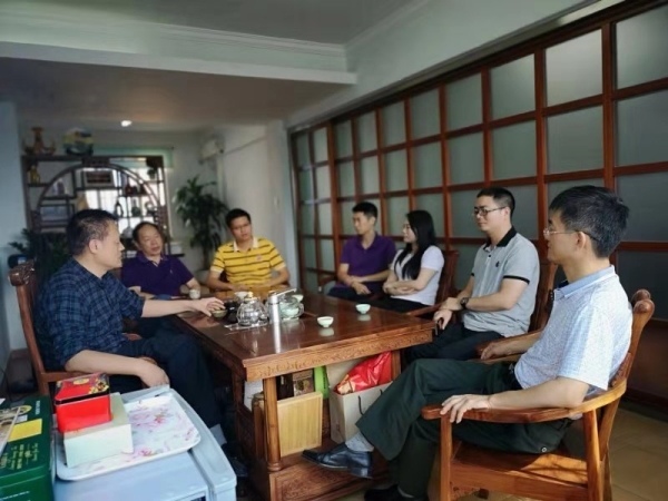 谢书记与周经理及相关人员进行座谈会
